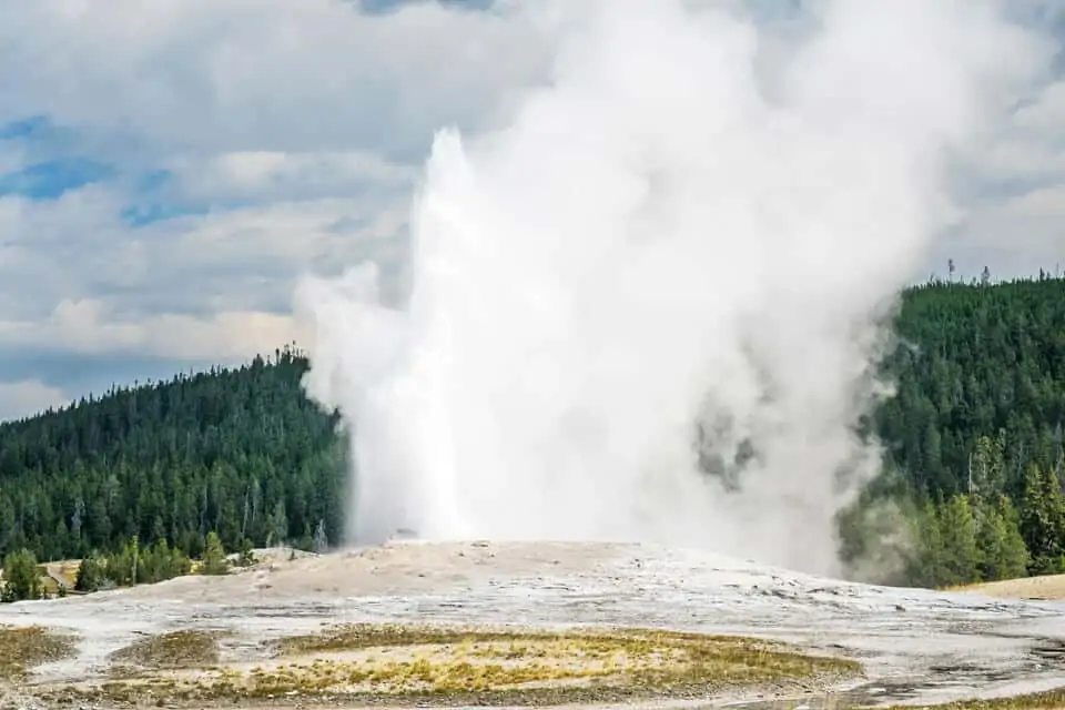 Old-Faithful-Geyser-Yellowstone