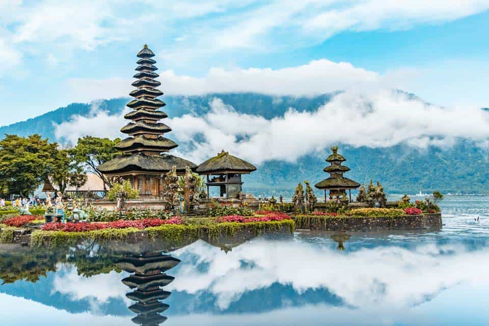 What-is-bali-famous-for-Ulun Danu Beratan Temple featured