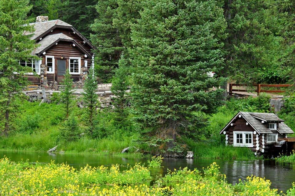 Johnny-Sack's-Cabin-West-Yellowstone