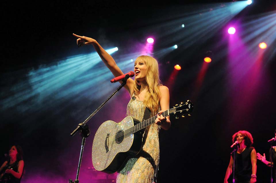 Taylor-Swift-Performing