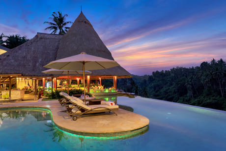 luxury bars with an infinity pool in Bali