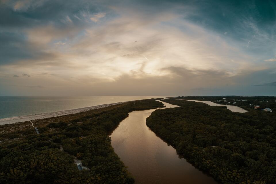 Sanibel-Island-quiet-beach-town-in-florida