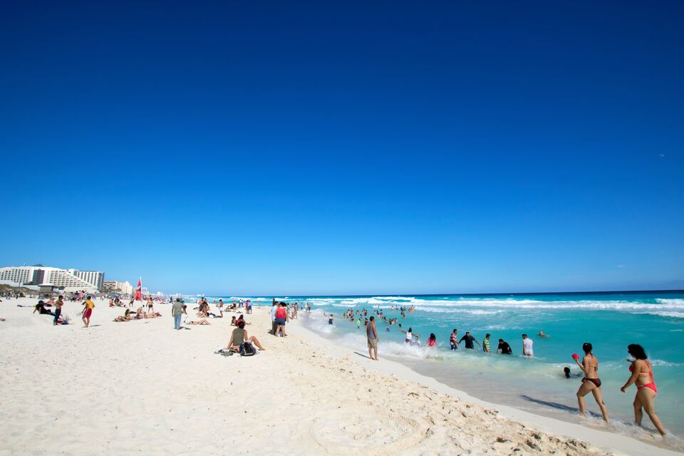 busy-cancun-beach-during-winter-holidays